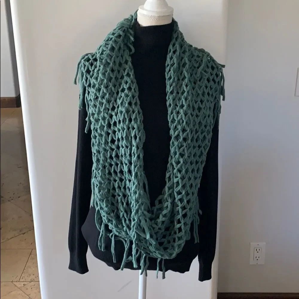 Chunky Infinity Green Scarf - Picture 2 of 4